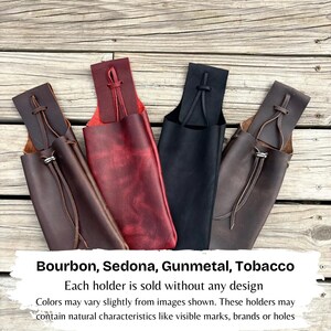 Op de afbeelding: Vier leren houders in bruin-, rood- en zwarttinten worden gepresenteerd op een houten oppervlak. Elke houder heeft een trekkoordsluiting. De tekst op de afbeelding luidt "Bourbon, Sedona, Gunmetal, Tobacco."