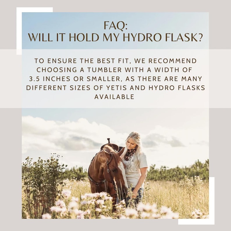 Op de afbeelding: Een vrouw staat in een veld met een bruin paard. De tekst op de afbeelding luidt "FAQ: WILL IT HOLD MY HYDRO FLASK?" en beveelt een bekerbreedte van 8,9 cm of kleiner aan voor de beste pasvorm. De achtergrond toont een blauwe lucht en hoog gras.