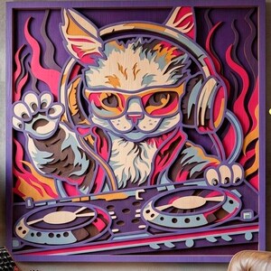 Könnte beinhalten: Ein mehrschichtiges Wandbild aus Holz, das eine Katze mit Kopfhörern und Sonnenbrille an einem DJ-Pult zeigt. Das Design enthält leuchtende violette, rosa und orangefarbene Flammenmuster. Der Text rechts lautet DXF, AI, SVG.