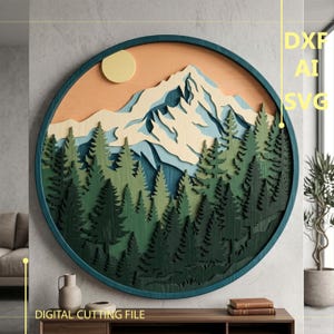 Peut inclure: Une décoration murale circulaire en bois superposé représentant un paysage de montagne avec un soleil jaune pâle, des sommets enneigés crème et plusieurs rangées de pins dans des tons de vert, encadrée de bleu sarcelle. Texte : DXF AI SVG.