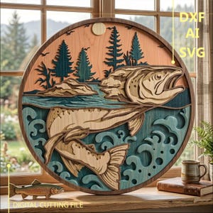 Pode incluir: Uma peça de arte de parede circular em madeira multicamadas apresentando um peixe saltando em um rio com pinheiros e um sol ao fundo. O design inclui o texto DXF AI SVG e DIGITAL CUTTING FILE. A arte utiliza tons de madeira natural.