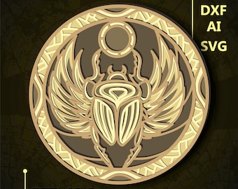 Könnte beinhalten: Ein kreisförmiges Design mit einem stilisierten Skarabäus mit Flügeln, umgeben von einem dekorativen Rand. Der Käfer ist in Braun- und Goldtönen gehalten, mit einer sonnenartigen Form darüber.