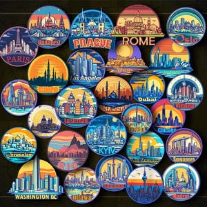 Puede incluir: Una colección de pegatinas circulares y coloridas con paisajes urbanos estilizados. Cada pegatina muestra una ciudad diferente, como París, Roma y Los Ángeles, con el nombre de la ciudad. Los diseños incorporan tonos de puesta de sol y siluetas arquitectónicas.