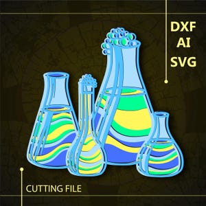 Peut inclure: Quatre bouteilles en verre bleu avec des motifs ondulés jaunes et verts. Les bouteilles sont de tailles et de formes différentes. Les bouteilles sont sur un fond brun foncé avec le texte "DXF AI SVG CUTTING FILE" en blanc.