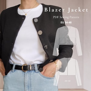 Könnte beinhalten: Schwarze Blazerjacke mit dekorativen Knöpfen, getragen über einem weißen T-Shirt und einer blauen Jeans. Das Bild enthält ein PDF-Schnittmuster mit dem Text "Blazer Jacket" und "EU 34-48". Ein schwarzer Gürtel mit goldener Schnalle ist ebenfalls zu sehen.