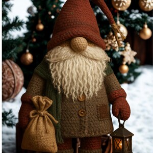 Könnte beinhalten: Ein handgefertigter Weihnachtszwerg mit langem weißem Bart, braunem Mantel und roter Mütze. Er hält eine Laterne und einen kleinen Sack. Im Hintergrund sind Weihnachtsbäume und -schmuck in einer verschneiten Szene zu sehen.