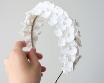 Handgjord lerblomskrona – Brudhuvudbonad, vit blommig tiara
