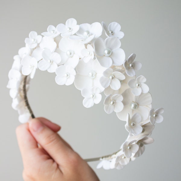 Couronne de fleurs blanches de mariage - casque fleurs de mariée - bandeau de fleurs de mariée - diadème de mariée avec fleurs blanches - accessoires pour cheveux fleur d'argile