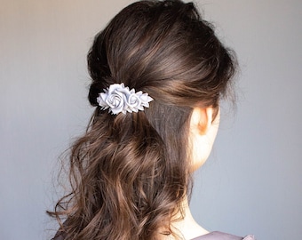 Graue Blumen Haarspange- Haarschmuck Graue Rose Blume- Graue Romantische Hochzeit Blume- Tonblumen- Blume Haarclip Automatik