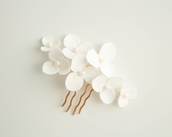 Braut-Haarkamm mit Blumen, Hochzeitsaccessoire mit Perlen, weißer Blumenhaarschmuck