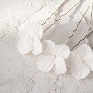 White hydrangea hair pins wedding small floral for hair white flower hair piece Bridesmaid floral headpiece bridal hair accessories 3 pieces