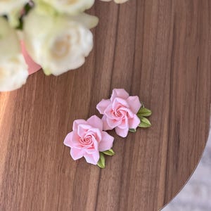 Lot de 2 barrettes roses roses. Accessoire pour cheveux fleur rose. Pince crocodile printemps-été. Ensemble de pinces florales pour cochon