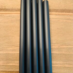 K&ouml;nnte beinhalten: Sechs schwarze Carbonfaser-Pfeile.
