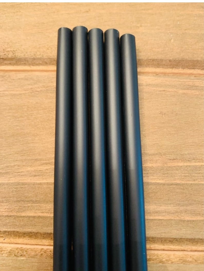 K&ouml;nnte beinhalten: Sechs schwarze Carbonfaser-Pfeile.