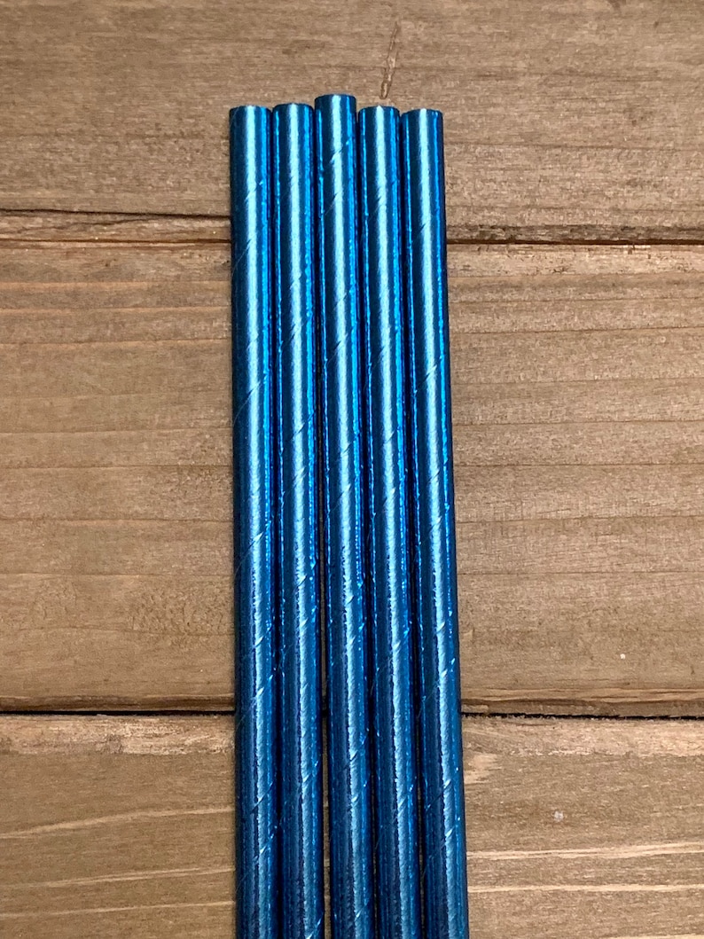 K&ouml;nnte beinhalten: Ein Set mit sechs blauen, metallischen Papierstrohhalmen. Die Strohhalme sind gestreift und haben eine gl&auml;nzende Oberfl&auml;che.