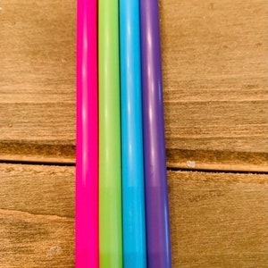 K&ouml;nnte beinhalten: Vier Trinkhalme in verschiedenen Farben: rosa, gr&uuml;n, blau und lila.