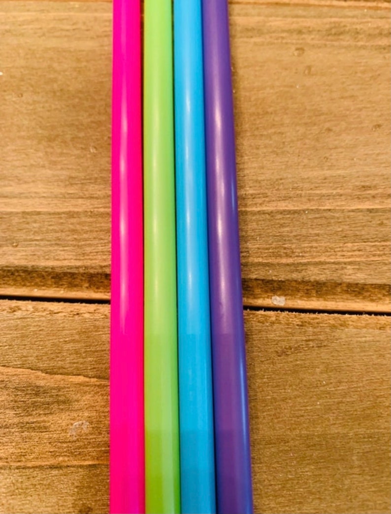 K&ouml;nnte beinhalten: Vier Trinkhalme in verschiedenen Farben: rosa, gr&uuml;n, blau und lila.