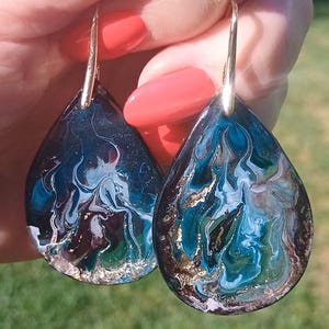 Handgefertigte Ohrhänger aus Kunstharz, abstrakte tragbare Kunst, 18 Karat vergoldet, einzigartiges Geschenk für Sie, Statement-Ohrringe im Boho-Stil in Türkis und Schwarz