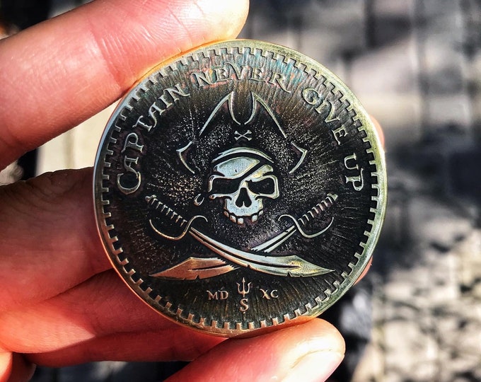 Серебряная монета пиратов. Пиратские монеты. Пиратка монета. Пиратские жетоны. Эскудо Пиратская монета.