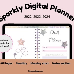 Può includere: Un'agenda digitale con un design scintillante. L'agenda è aperta su una pagina di agenda giornaliera con il testo "Daily Planner" e una sezione per "From" e "To". L'agenda include anche un calendario mensile e una sezione di note. L'agenda è progettata per l'uso nel 2022, 2023 e 2024.