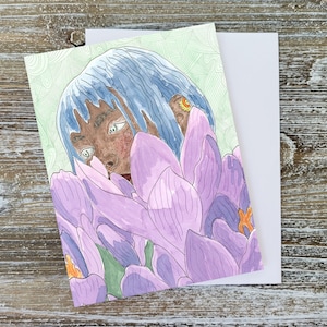 Tarjeta de felicitación con flores violetas surrealistas, tarjeta de felicitación con flores, tarjeta de felicitación con arte de mujer, pintura de acuarela, "Oculta entre violetas" de Sredna Kunowski