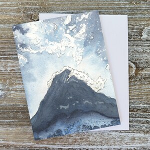 Cartão de saudação em aquarela Blue Mountain, cartões de nota lunar, tamanho A2 por dentro, cartão de montanha, cartão de lago, "Lua 1" por Sredna Kunowski