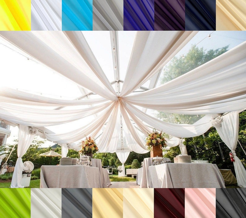 Puede incluir: Draper&iacute;as de tela blanca transparente cuelgan del techo de una carpa transparente, creando un ambiente suave y elegante. La tela est&aacute; dispuesta en una serie de curvas fluidas, a&ntilde;adiendo un toque de romanticismo al espacio. Dos mesas est&aacute;n preparadas con manteles blancos y centros de mesa florales, lo que sugiere una boda o un evento especial.