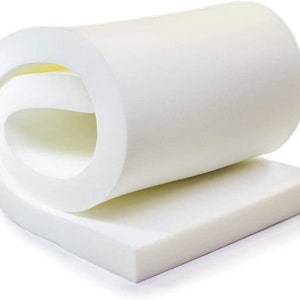 K&ouml;nnte beinhalten: Ein wei&szlig;er Schaumstoff-Matratzentopper, der aufgerollt ist und bereit zum Ausrollen ist. Der Topper ist etwa 5 cm dick und besteht aus hochdichtem Schaumstoff.