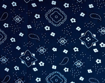 Tela de polialgodón con estampado de bandana azul marino cortada a medida (58 pulgadas de ancho) para costura, manualidades, ropa, bricolaje, decoración del hogar, tela con estampado de bandana para proyectos de ropa