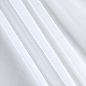 Puede incluir: Tela blanca transparente con una textura suave y sedosa. La tela est&aacute; doblada en diagonal, creando l&iacute;neas suaves y fluidas.