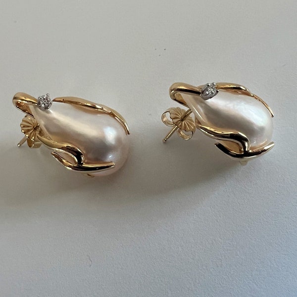 Vintage Stuller 14K Gelbgold Mabe Pearl birnenförmige akzentuierte Ohrstecker mit einem runden natürlichen Diamanten umgeben von einem Golddesign.