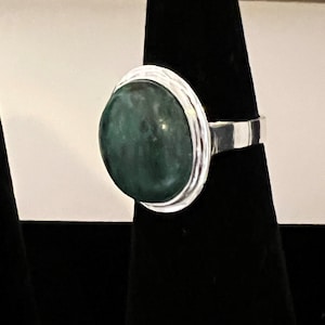 Vintage Sterling silver 0950 PLATA Artisan green turquoise Statement ring w a large center oval stone surrounded by a silver design, US 6.25