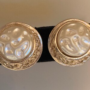 Vintage round dome shaped textured gold clip on earrings with a large cream faux pearl