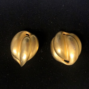 Vintage 1980&#39;s chunky shiny gold over-sized geometric clip earrings in good condition.