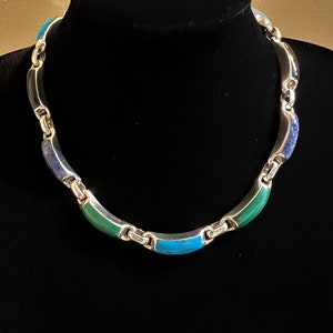Wunderschön gestaltete SS 950 Vintage signierte Multi-Stein eingelegte Halskette mit Türkis, schwarzem Onyx, Lapislazuli, Malachit und Tigerauge.