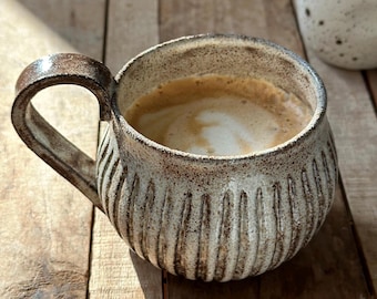 Handgefertigter Keramikbecher, cremefarbene 414-ml-Kaffeetasse mit Bauchmotiv