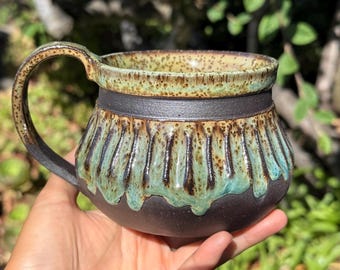 手作りのマグカップ、緑色の釉薬が垂れ下がったデザイン、15オンスのセラミック製コーヒーカップ
