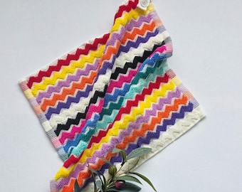 Levendige gekleurde hangende handdoek