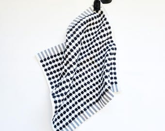 Zwart-wit geruite hangende handdoek