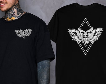 Polilla de la muerte con diseño geométrico / estilo de tatuaje / tatuaje tradicional / camiseta unisex de manga corta alternativa, punk y gótica