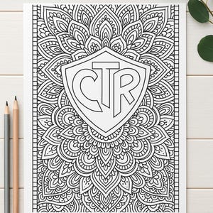 Könnte beinhalten: Schwarz-Weiß-Mandala-Malvorlage mit einem Schilddesign in der Mitte mit der Aufschrift "CTR". Das komplizierte Muster zeigt florale und geometrische Formen. Zwei Bleistifte befinden sich auf der linken Seite der Seite.