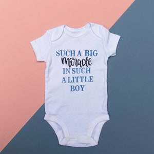Un milagro tan grande en un niño tan pequeño Onesie