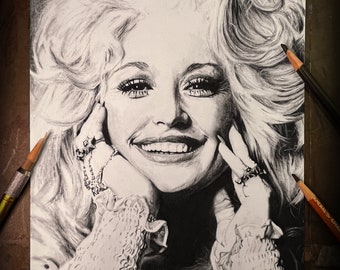 Può includere: Un disegno a matita in bianco e nero di una donna con i capelli lunghi e fluenti. Sta sorridendo e ha le mani sulle guance. Il disegno è realizzato in uno stile realistico.