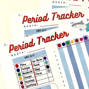 Könnte beinhalten: Mehrere Perioden-Tracker-Blätter sind gestapelt und zeigen einen roten Schriftzug und einen hellblauen Header. Die Blätter enthalten Abschnitte zur Verfolgung von Fluss, Müdigkeit, Stimmung und anderen Symptomen, mit einer Hai-Illustration. Der Text "RATE 0-5" ist ebenfalls sichtbar.