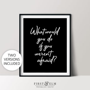 Pode incluir: Arte de parede imprimível em preto e branco com o texto "What would you do if you weren't afraid?" em uma fonte manuscrita. O texto está centralizado em um fundo preto.