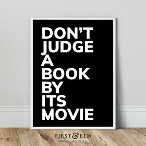 Może przedstawiać: Czarno-biała, drukowana grafika ścienna z tekstem "Don't Judge A Book By Its Movie". Tekst jest pogrubiony, czcionka bezszeryfowa.