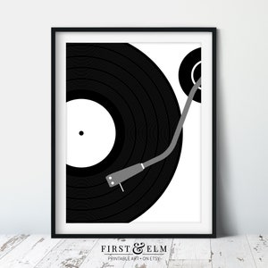 Pu&ograve; includere: Illustrazione in bianco e nero di un giradischi con un disco in vinile sul piatto. L'ago &egrave; nel solco del disco. L'illustrazione &egrave; in una cornice nera.
