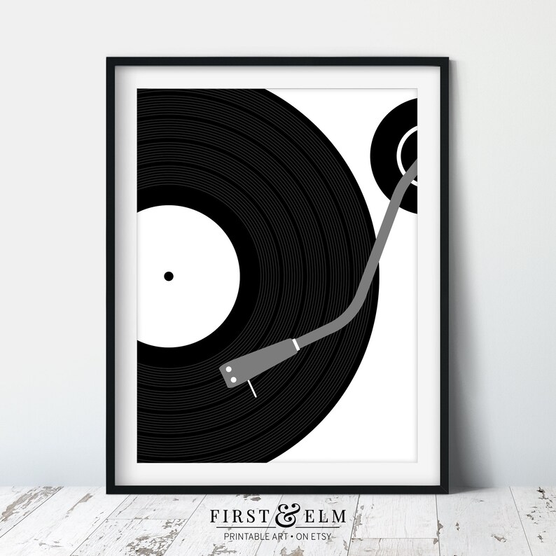 Pu&ograve; includere: Illustrazione in bianco e nero di un giradischi con un disco in vinile sul piatto. L'ago &egrave; nel solco del disco. L'illustrazione &egrave; in una cornice nera.