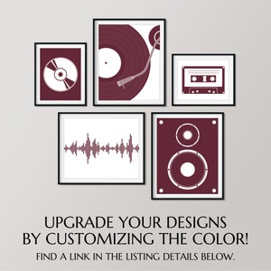 Pu&ograve; includere: Cinque illustrazioni incorniciate di oggetti legati alla musica, tra cui un giradischi, una cassetta, un CD, un altoparlante e un'onda sonora. Le illustrazioni sono tutte di colore marrone.