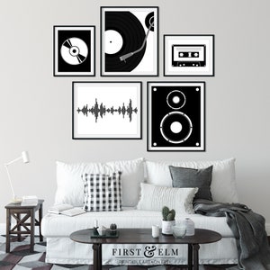 Pu&ograve; includere: Set di cinque stampe d'arte da parete stampabili in bianco e nero con illustrazioni a tema musicale. Le stampe includono un giradischi, una musicassetta, un altoparlante, un'onda sonora e un disco in vinile.